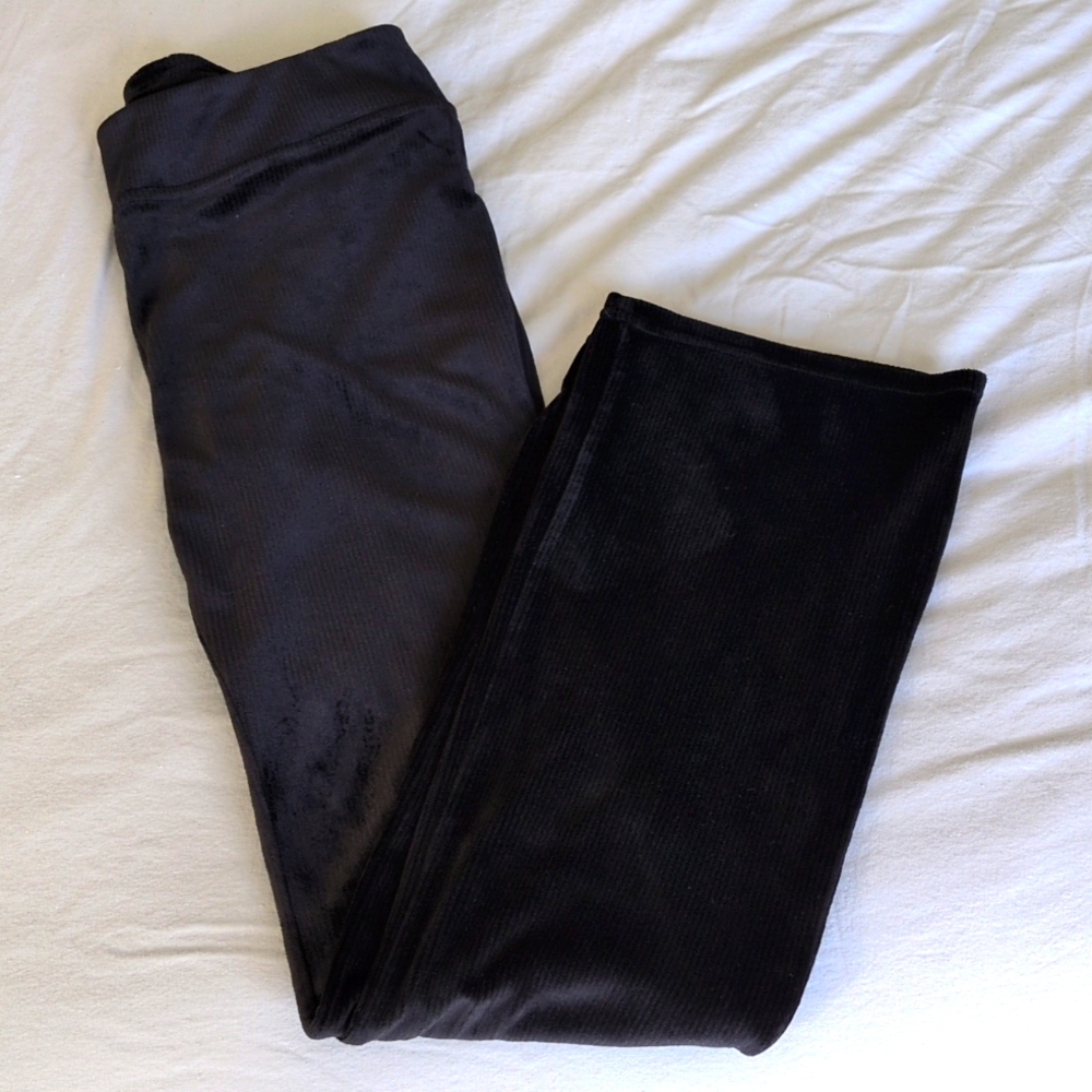 HUE Straight Leg Stretch Velvet Legging